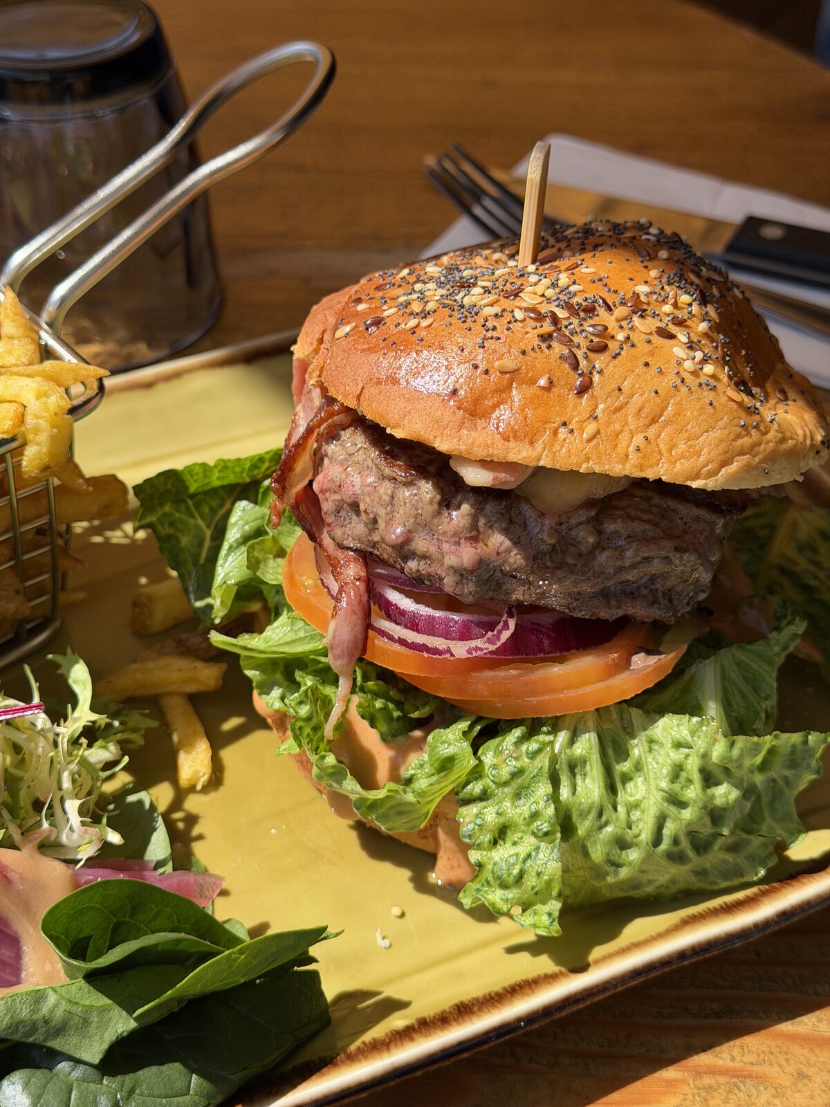 Burger maison Chez Max, pain et viande hachée minute