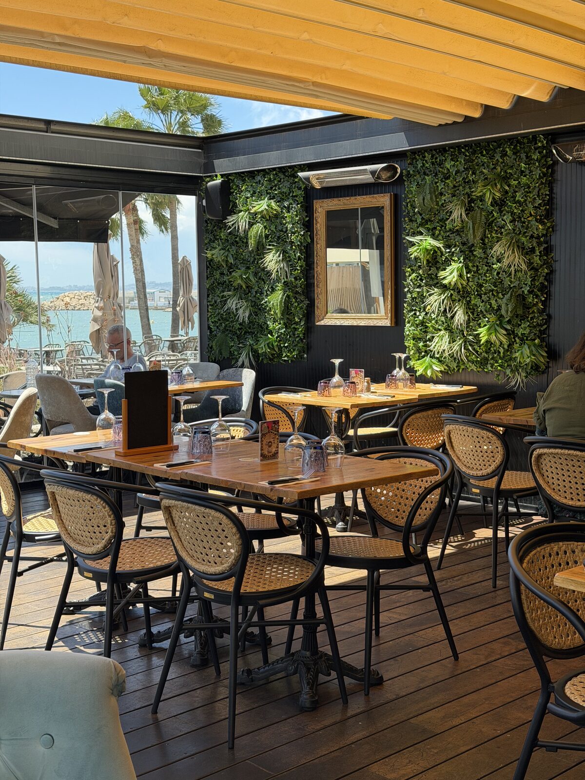 Salle du restaurant Chez Max Saint-Laurent