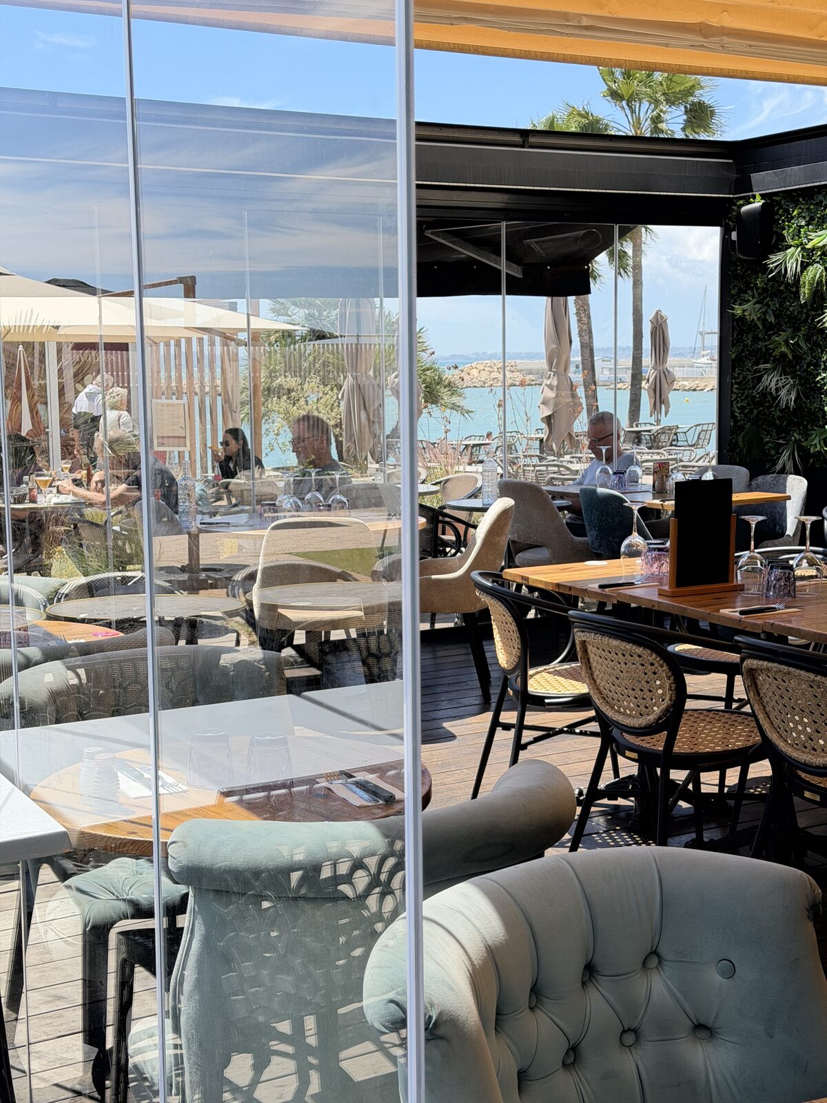 Salle de Chez Max à Saint-Laurent-du-Var ouverte sur la mer