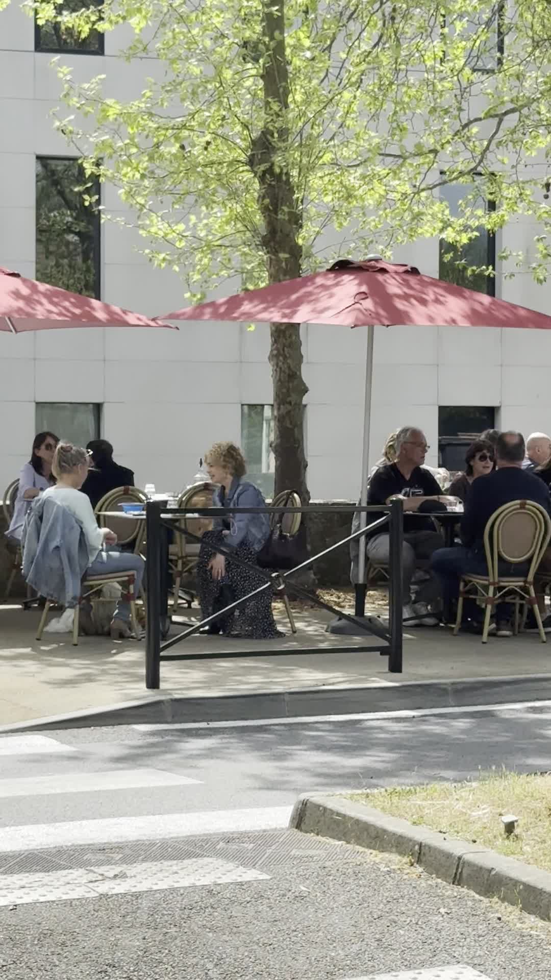 Terrasse de Chez Max sous les platanes à Valbonne village