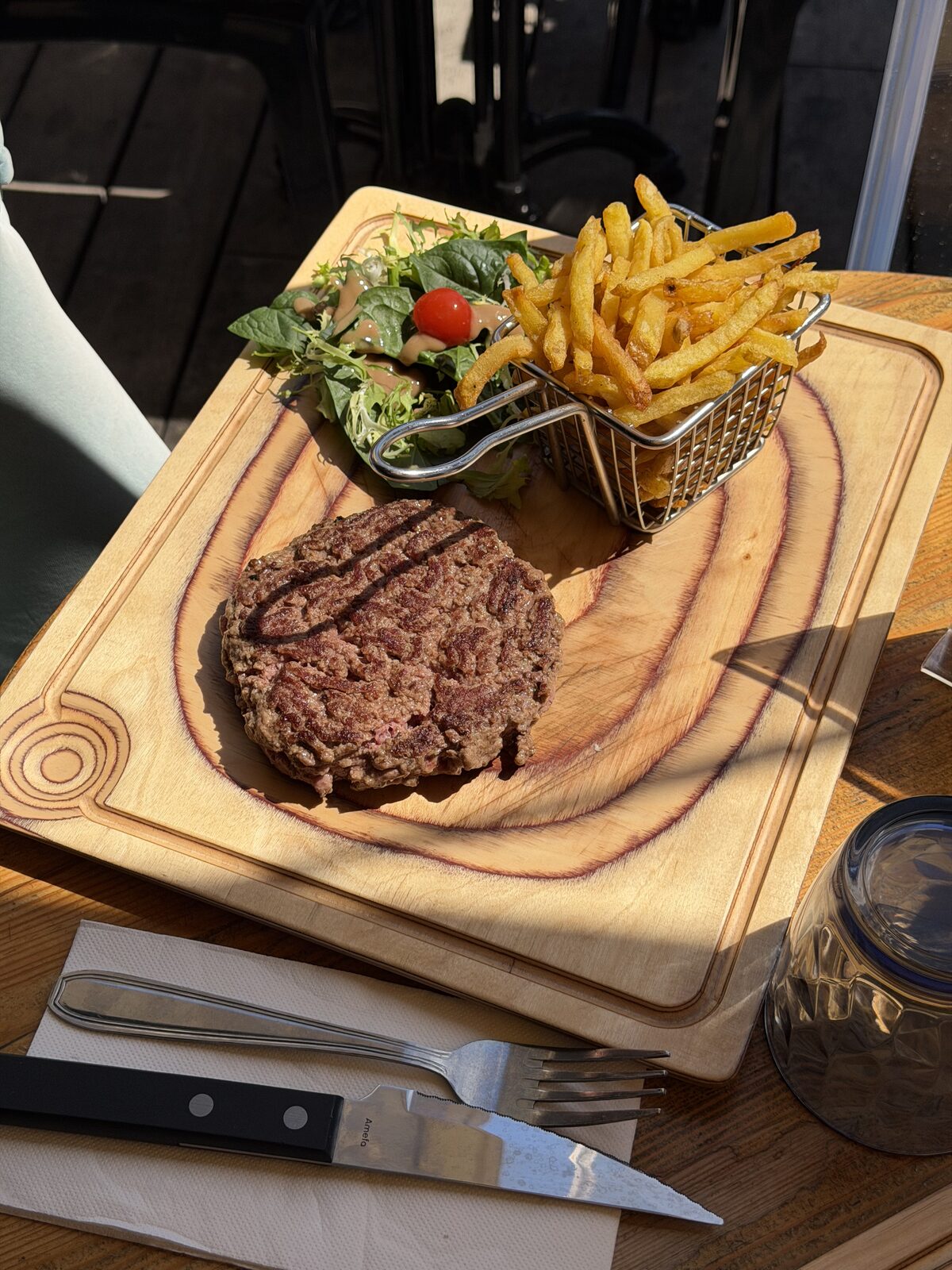Viande grillée servie sur planche Chez Max
